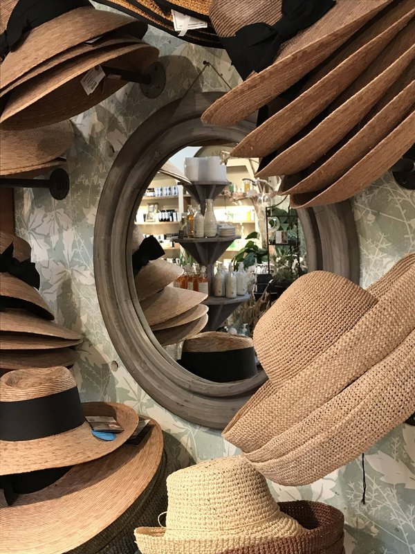 Quelles sont les meilleures façons de porter des chapeaux élégants avec des cheveux courts ?